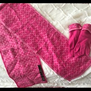 Coach matching glove & scarf set